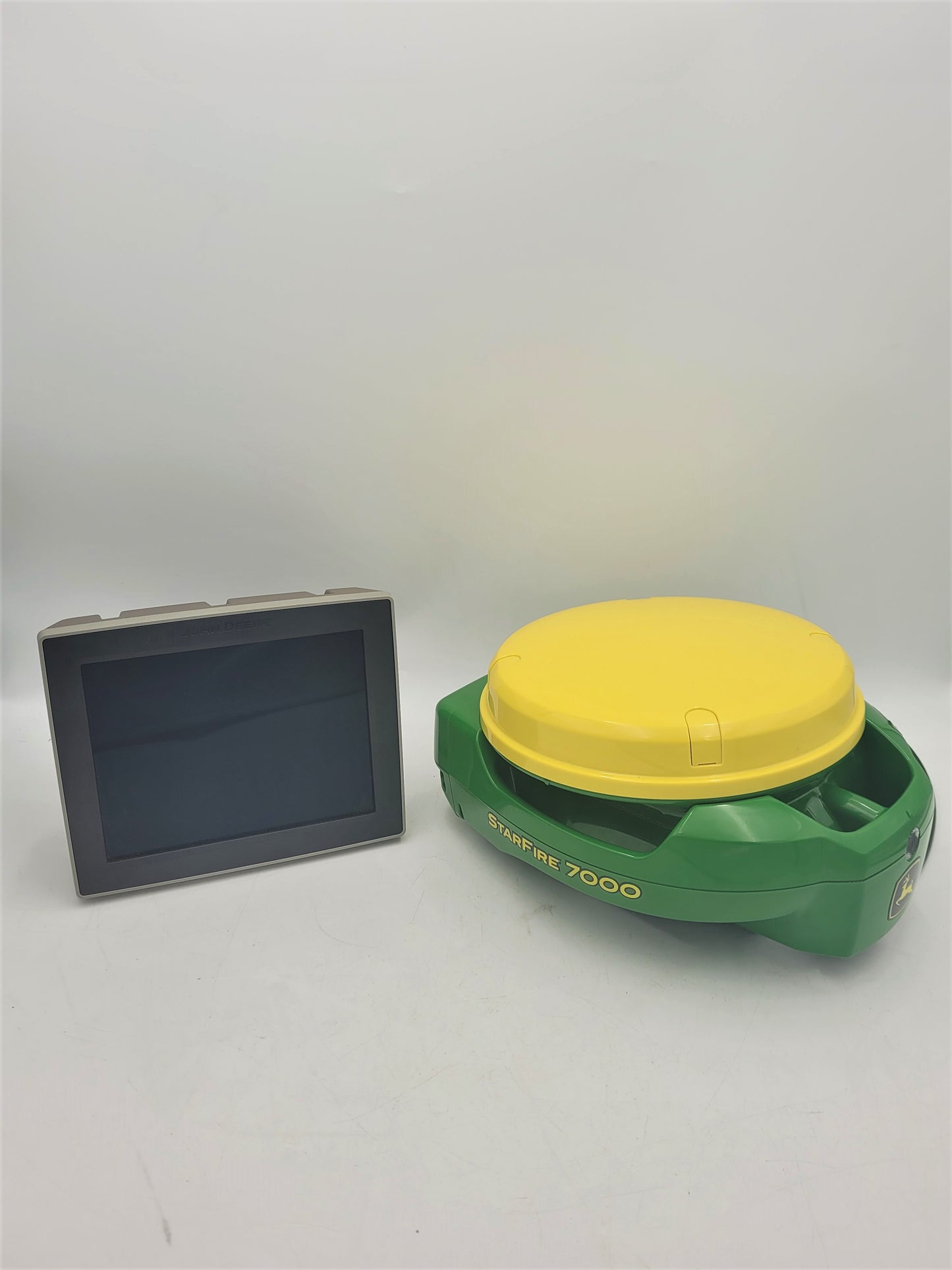 John Deere KIT GreenStar Gen 4 4240 Display AutoTrack PFA11255 w/ StarFire 7000 SF1 GPS receiver PFA12167