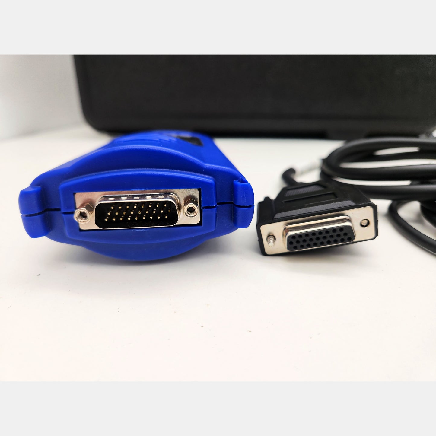 Connector ports on the John Deere EDL v2 and 15-pin serial cable connection.