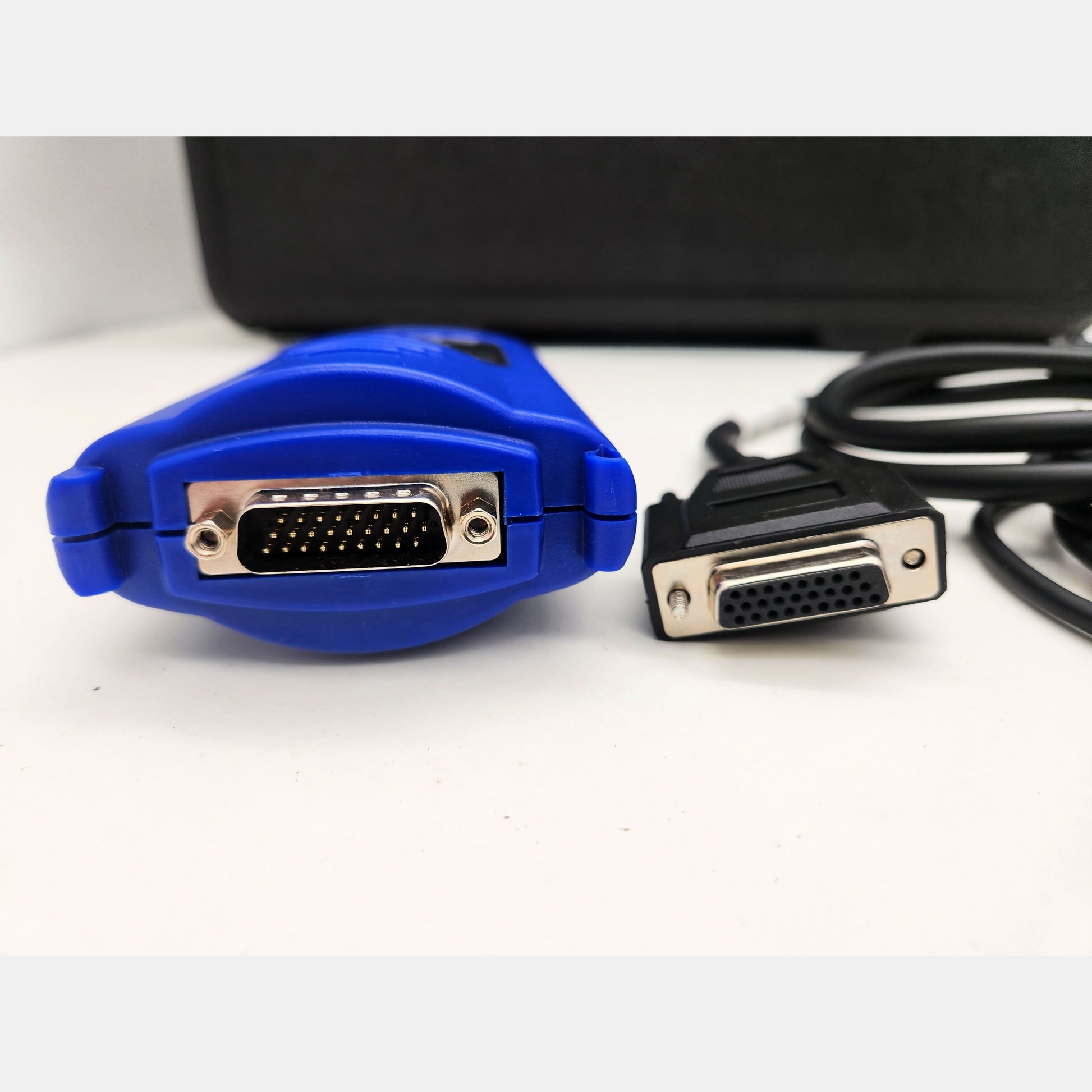 Connector ports on the John Deere EDL v2 and 15-pin serial cable connection.