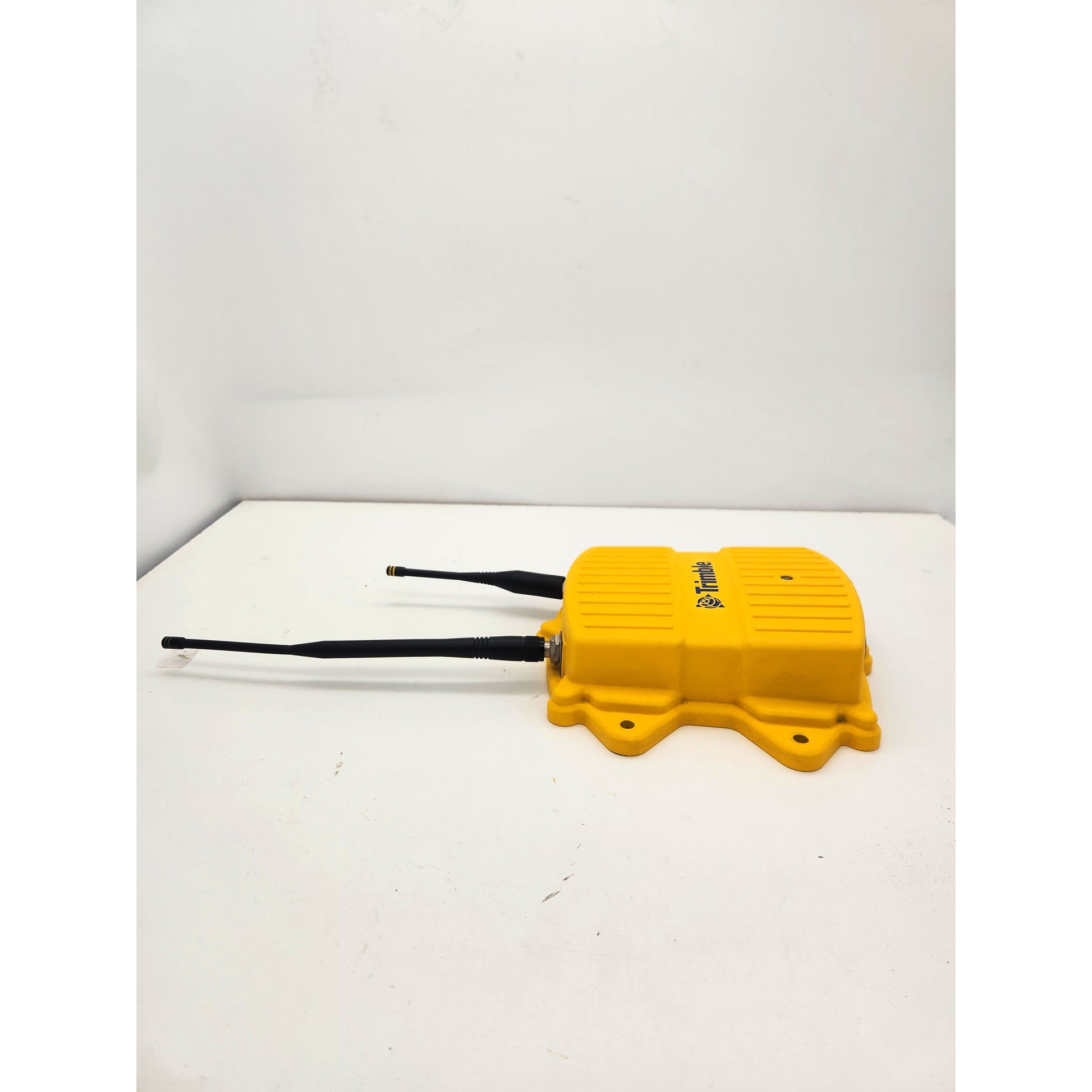 Trimble SNR434 rugged yellow housing side profile.
