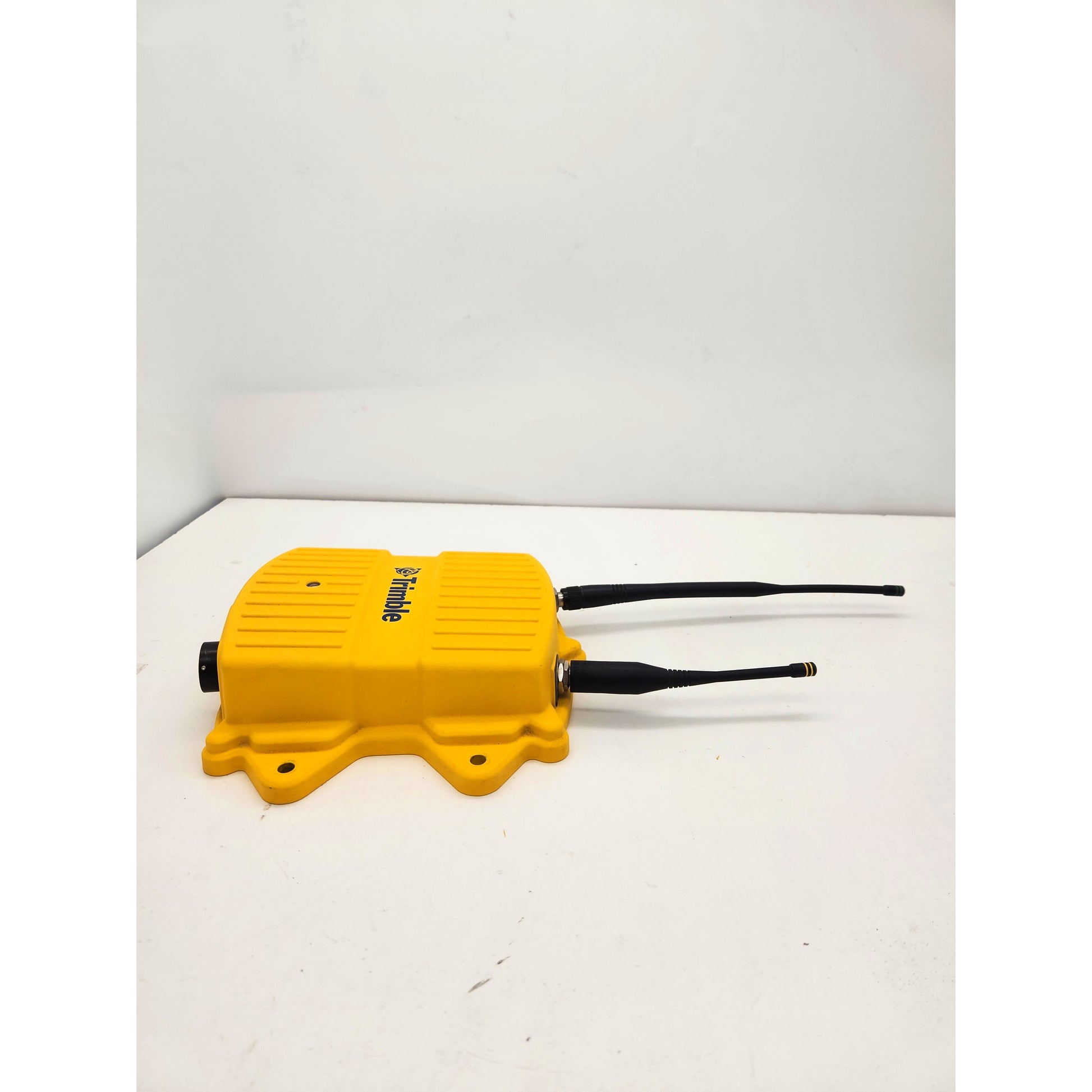 Trimble SNR434 rugged yellow housing side profile.