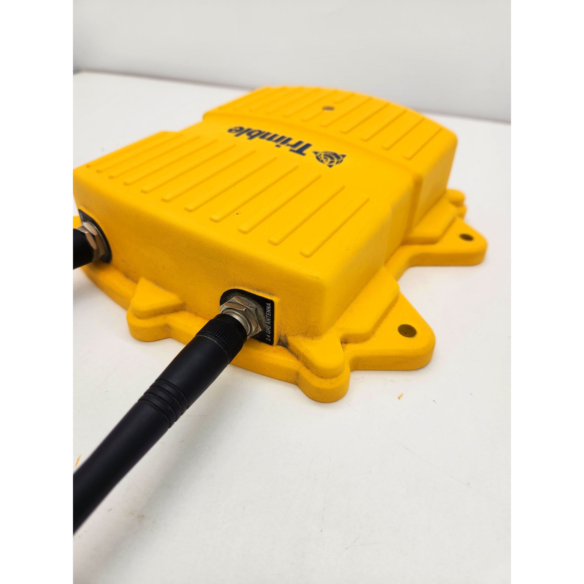 Close-up of 2.4 GHz antenna port on Trimble SNR434