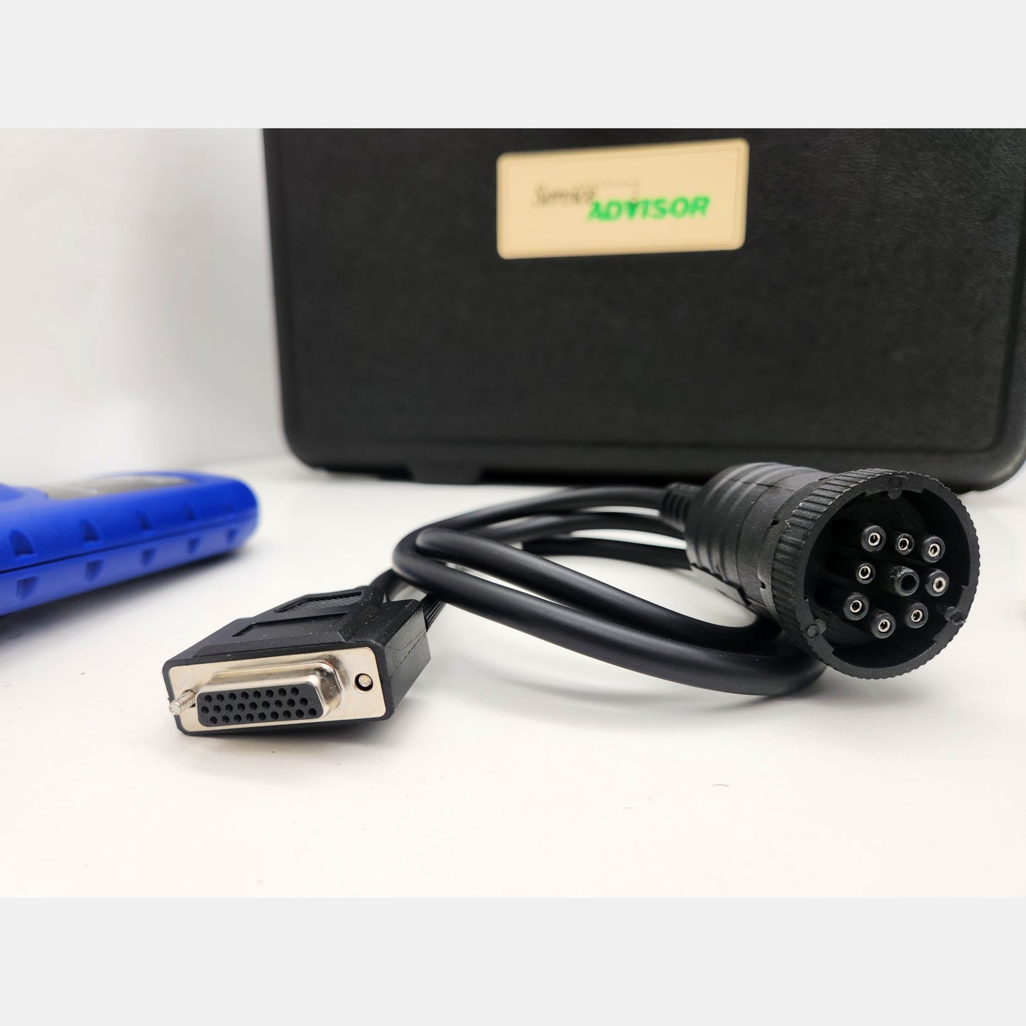 Connector ports on the John Deere EDL v2 and 15-pin serial cable connection.